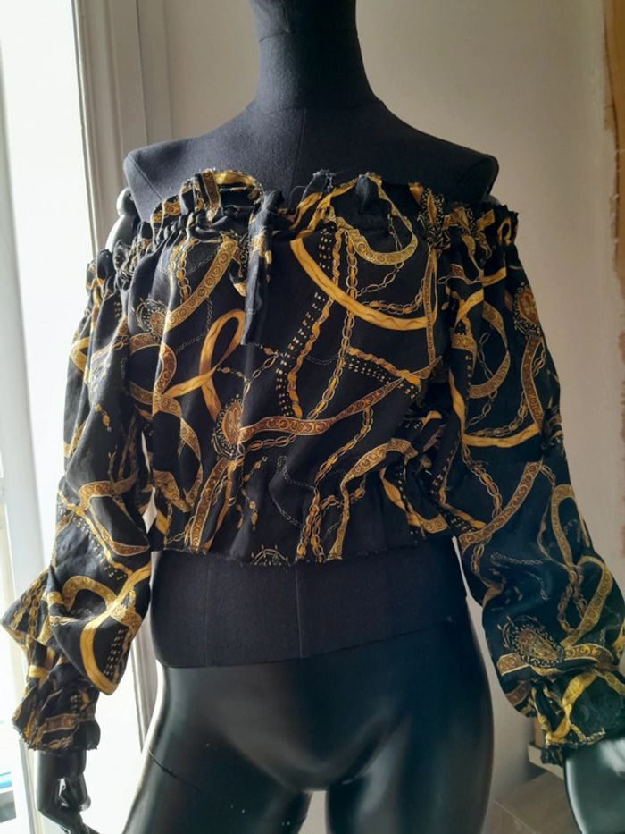 Haut à épaules dénudées manches longues motif chêne noir et dorée