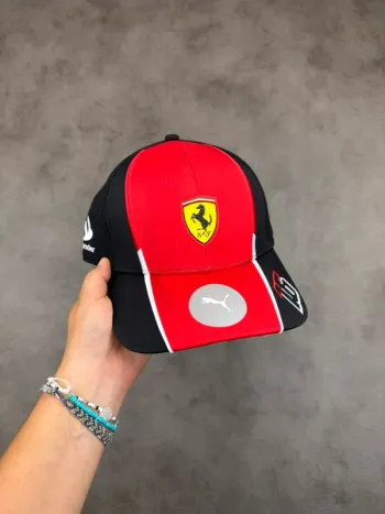Casquette Puma Ferrari Charles Leclerc 16 Noir et Rouge Neuve