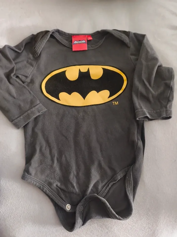 Bodies 12 mois excellent état batman , le petit beguin