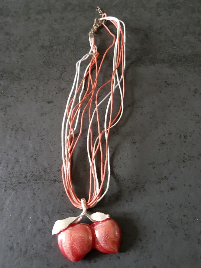 Collier cerise neuf - photo numéro 3
