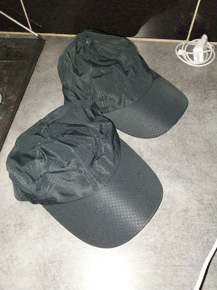 2 casquettes noires respirantes