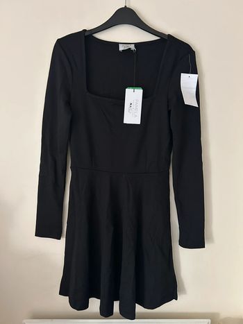 Robe noire, patineuse, NA-KD