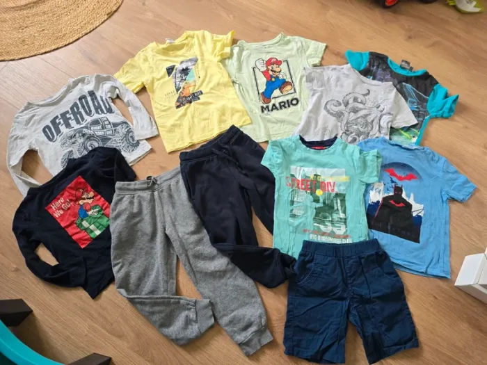 Gros lot de vêtements en 5 ans garcon kiabi batman mario offrons jogging tee shirt short