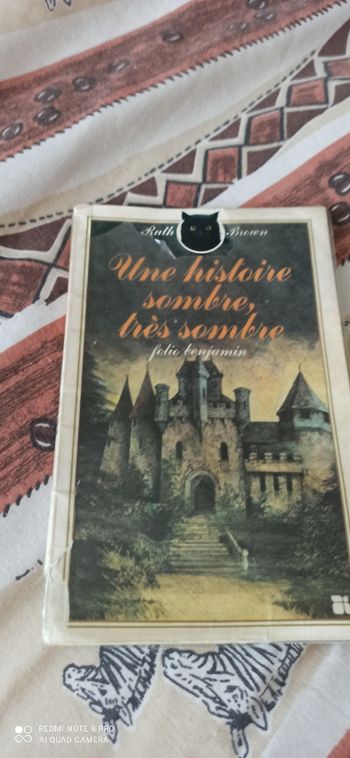Livre une histoire sombre, tres sombre