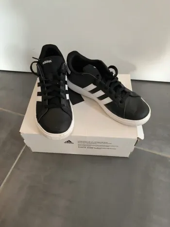 Basket adidas noire. taille 38 1/2.
