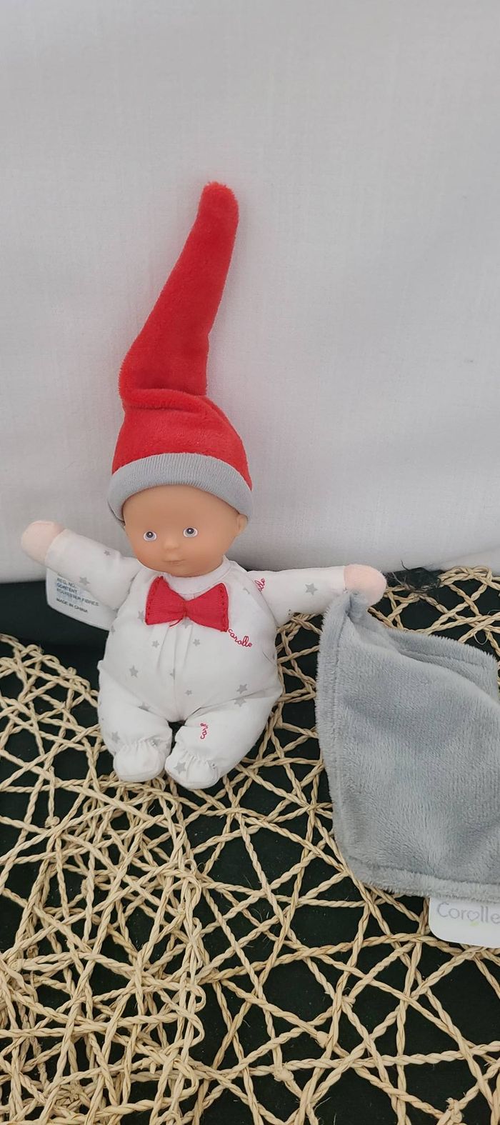 Doudou poupée bébé mouchoir blanc gris rouge Minirêves COROLLE - photo numéro 4