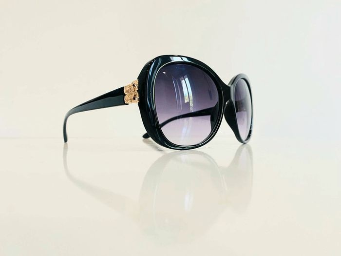Lunette de soleil femme masque noire et dorée verres dégradés UV protection catégorie 3 - photo numéro 3
