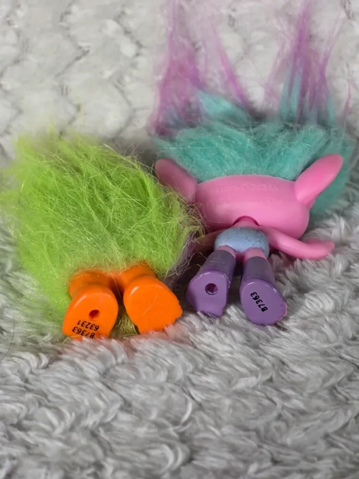 Lot 2 figurines Trolls DreamWorks – Poppy chanteuse + Troll bicolore vert/violet - photo numéro 3