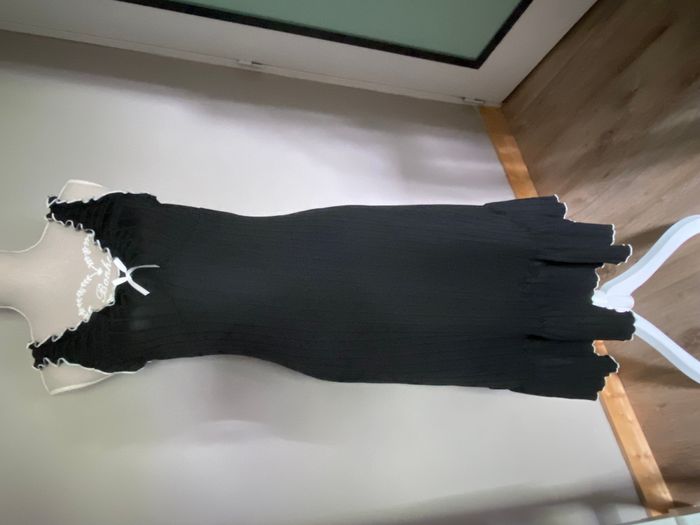 Robe noire à liseré blanc