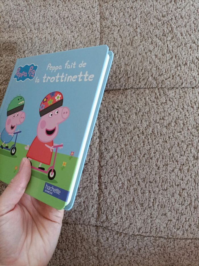 Livre Peppa pig cartonné : Peppa fait de la trottinette - photo numéro 4