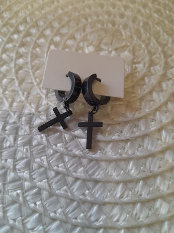 Paire de boucle d oreille noir croix