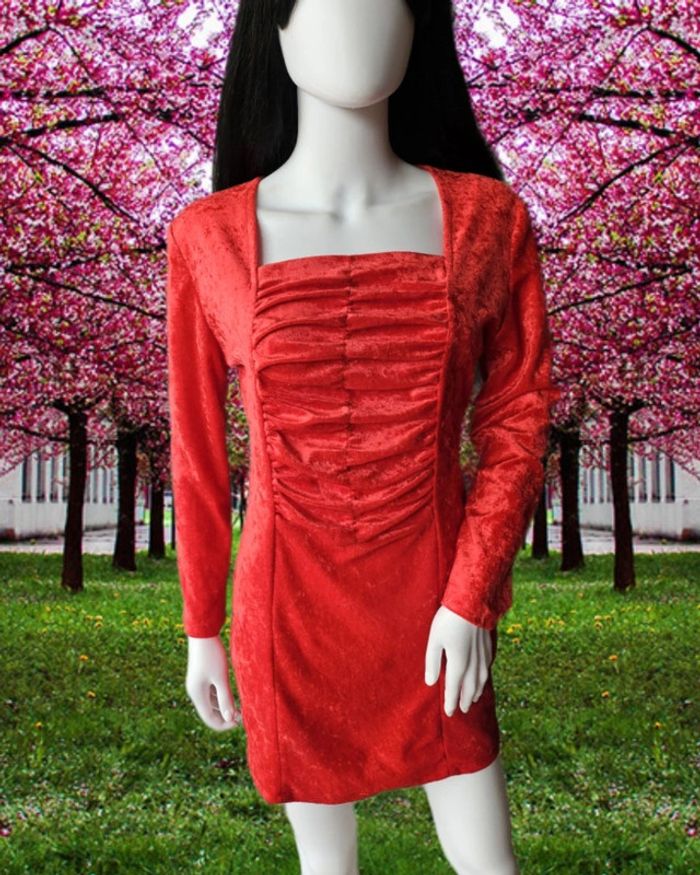 Robe en velours rouge avec col carré - photo numéro 2