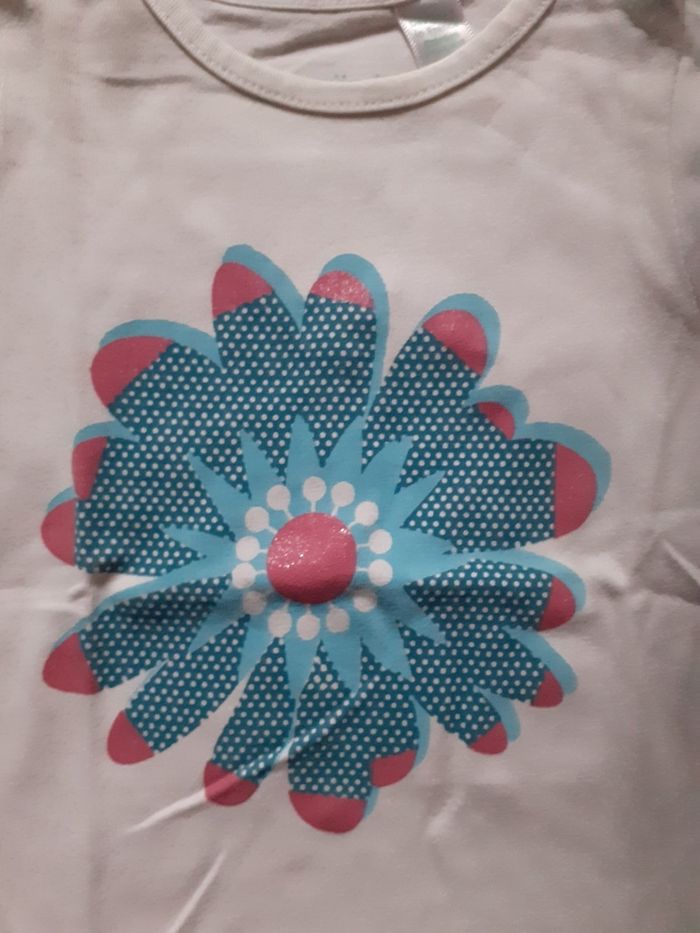 Tee shirt blanc motif fleur bleue - photo numéro 2