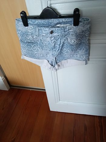 Short H&M bleu et blanc