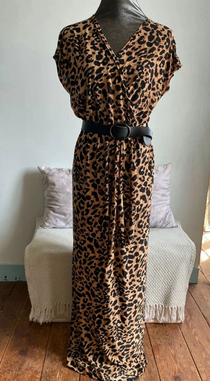 Robe longue fluide motifs panthère.