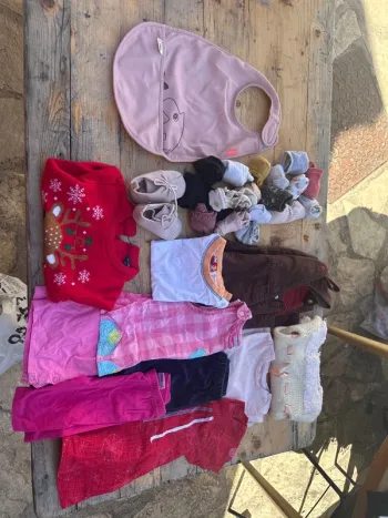 Lot , vêtements et accessoires fille un mois à 12 mois