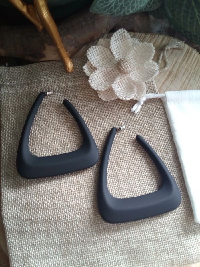 Boucles d'oreilles graphiques noires