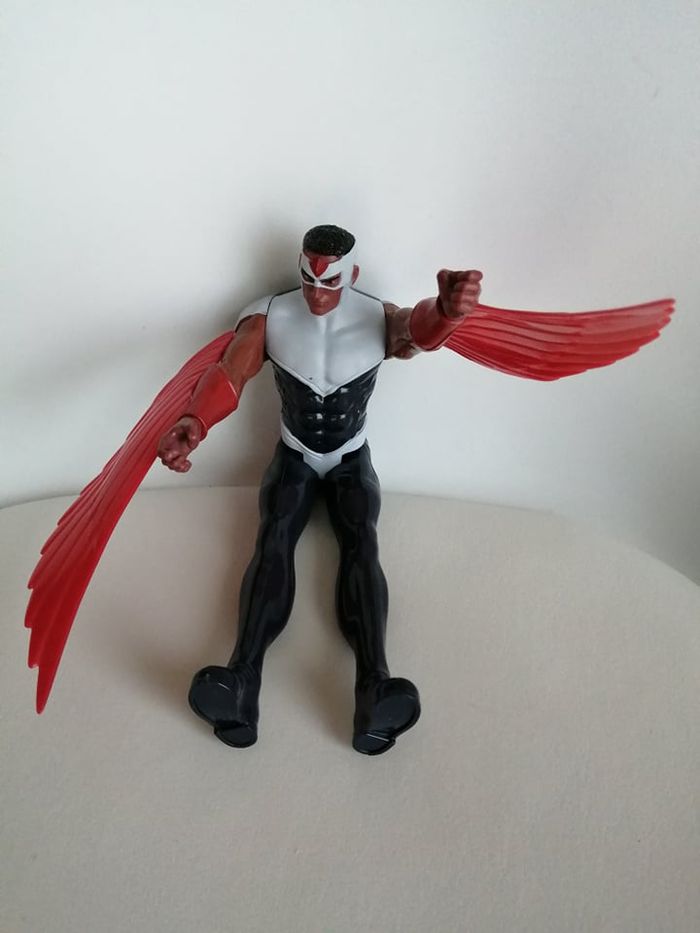 Figurine  Marvel's Falcon 30 cm - photo numéro 3