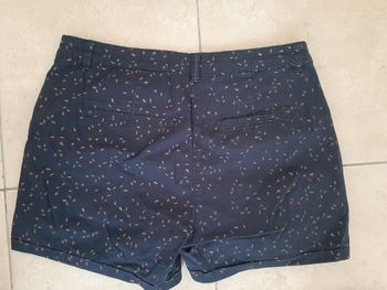 Short bleu marine à motifs