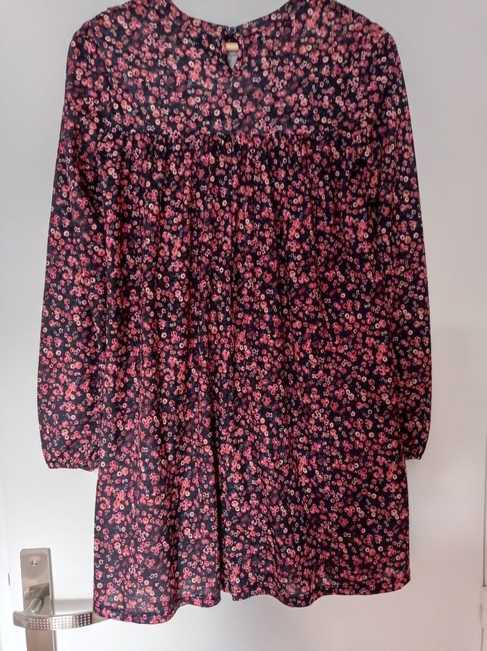 ROBE à Fleurs PULL&BEAR. - photo numéro 2