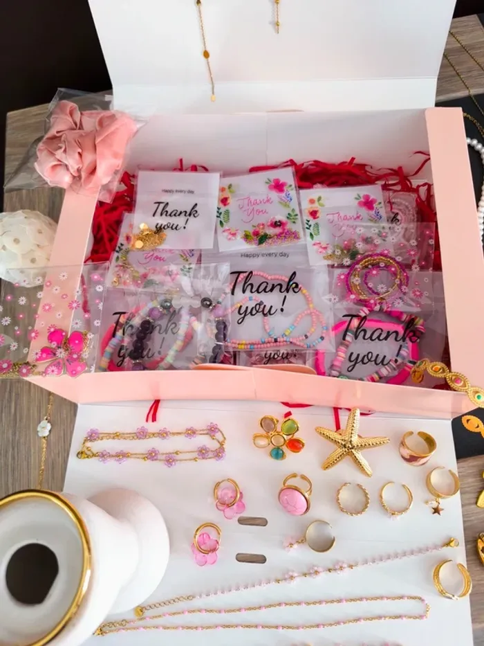 Lot de 40 bijoux dorés, blancs et roses - photo numéro 7