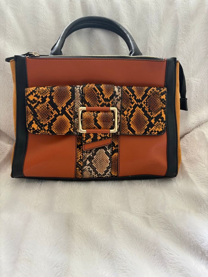 Sac à main ocre façon serpent