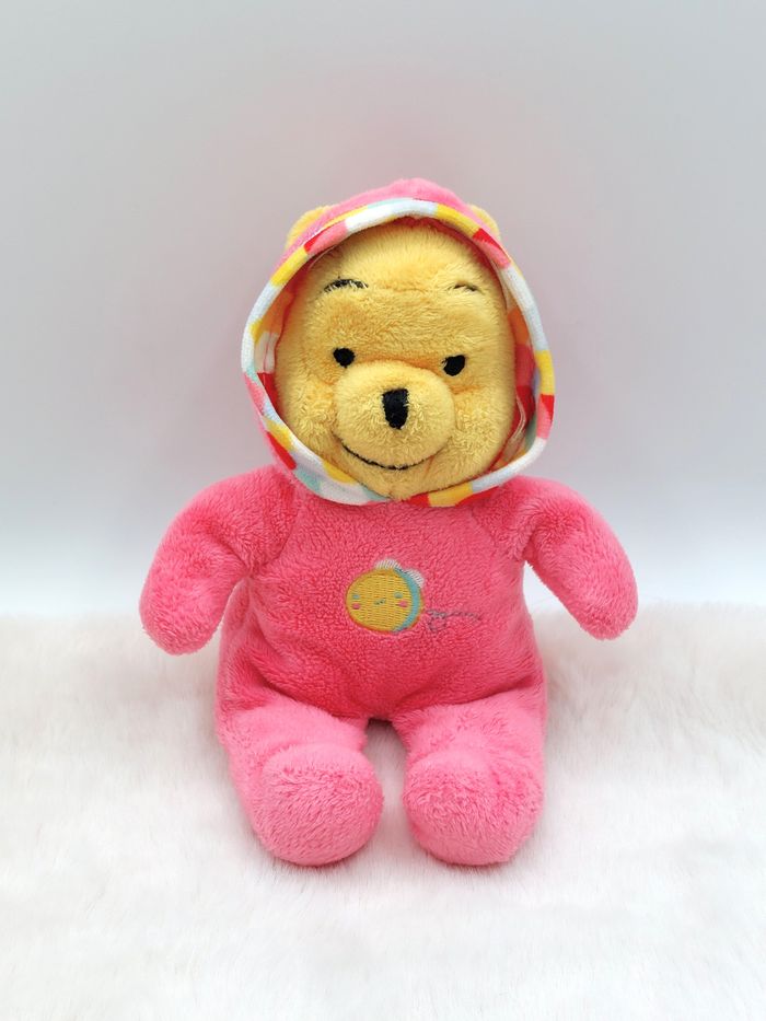 Petite peluche doudou Winnie l’ourson en pyjama rose DISNEY NICOTOY Simba 20 cm