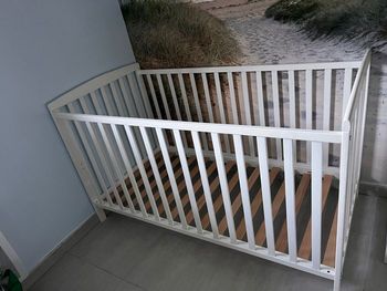 Lit à barreaux bébé 0-3 ans avec matelas neuf