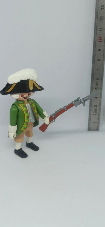 Homme soldat avec veste verte et pantalon marron playmobil