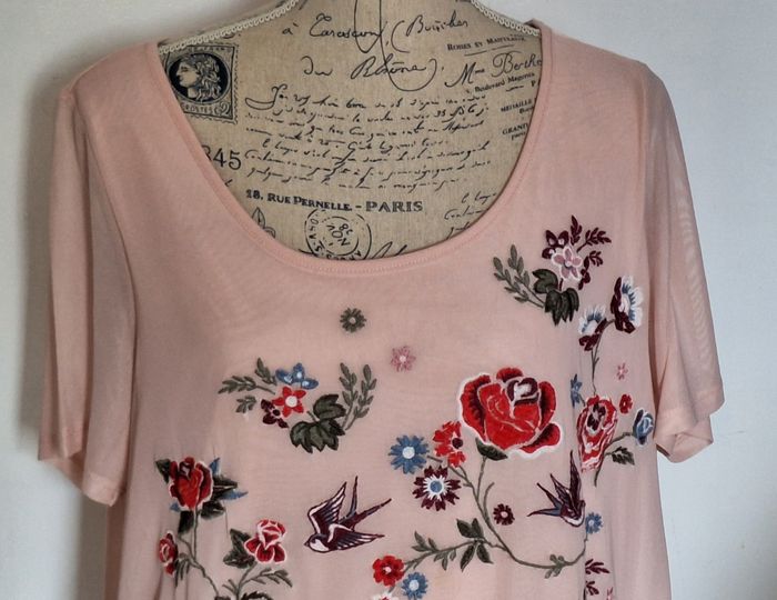Débardeur rose pâle avec un dessus en voile brodé de fleurs et d'oiseaux - photo numéro 2