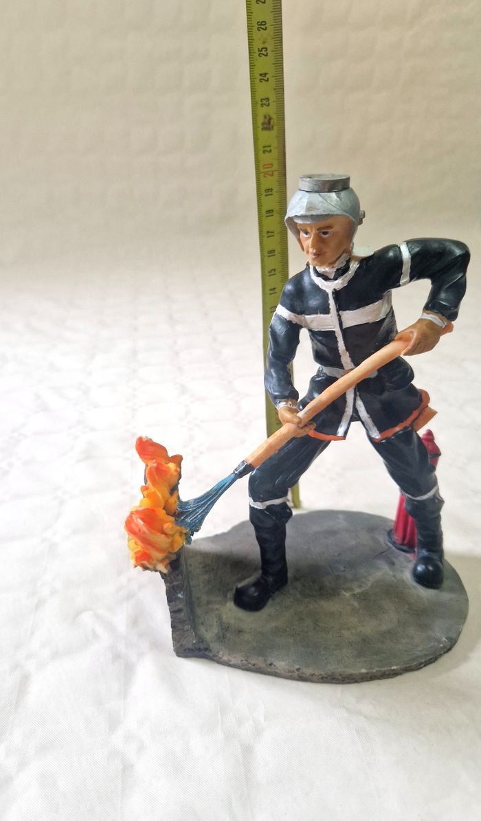 Figurine Sapeur pompier qui éteint un feu - photo numéro 7