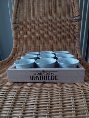 Tasses coupelles sur plateau 