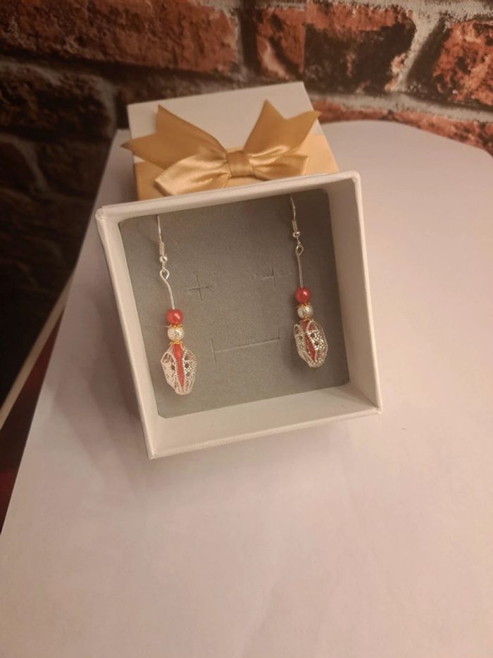 Boucles d'oreilles pendante rouge blanche argenté doré
