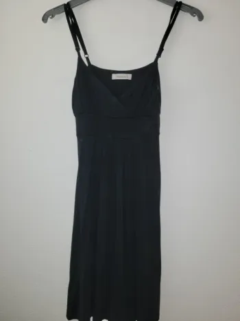 Robe noire fine bretelle