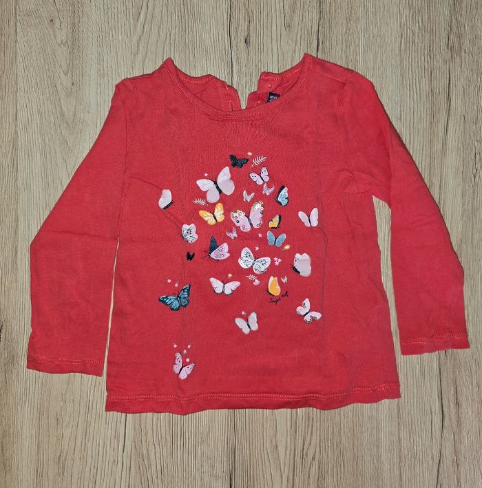 Tee shirt rouge papillons - photo numéro 1