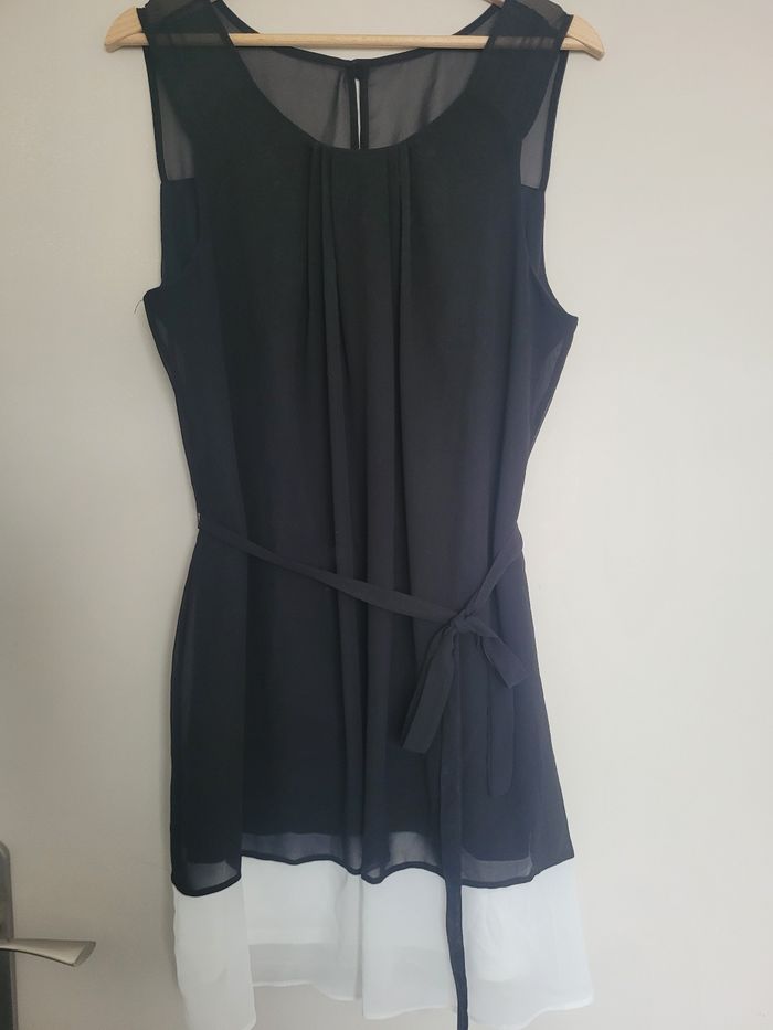 Robe noire et blanche