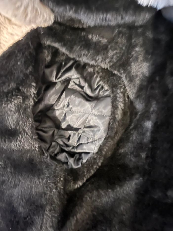 Manteau noir épais court à capuche avec fausse fourrure - photo numéro 12