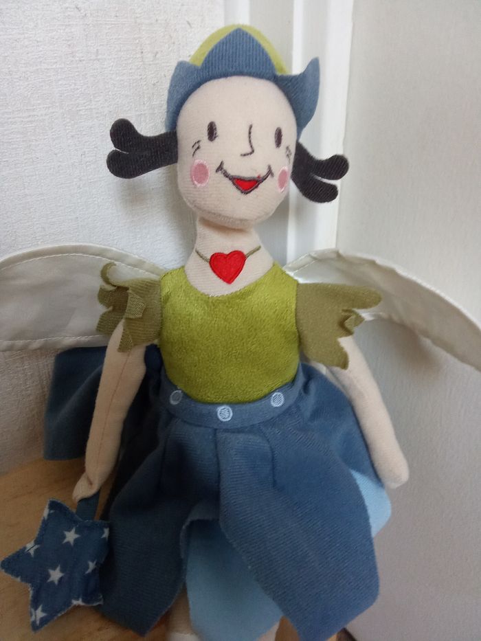 doudou poupée, fée, marque  ikea, corps souple, collier coeur rouge, ailes blanches, étoile bleue pois blancs dans la main, robe bleue, pull bonnet vert - photo numéro 4