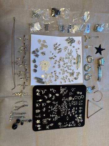 Lot de 405 gr d’apprêts argentés pendentifs etc…