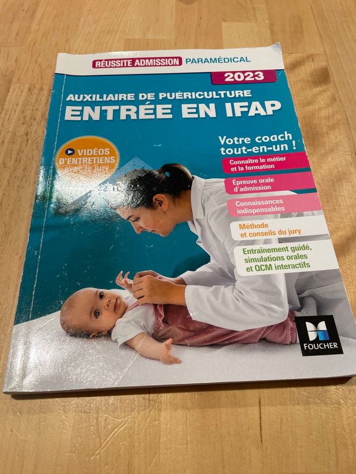Livre pour passer le concours d'auxiliaire de puériculture