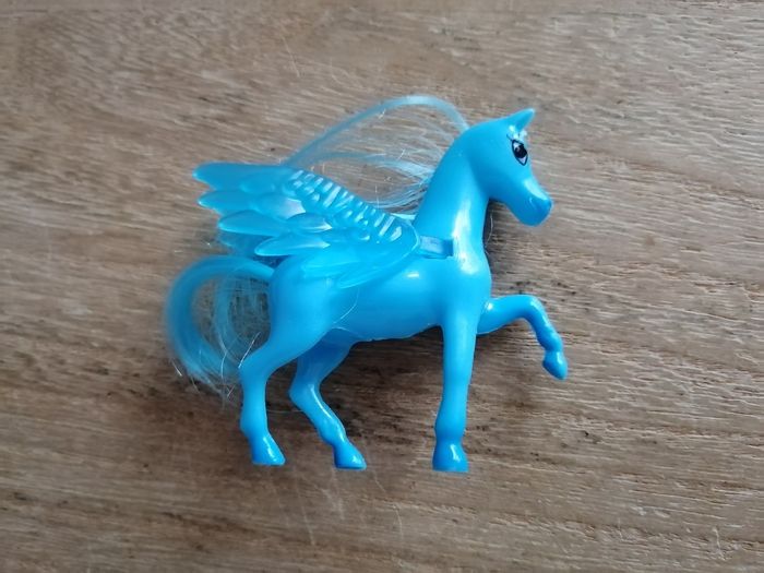 Petit cheval ailé bleu - photo numéro 2