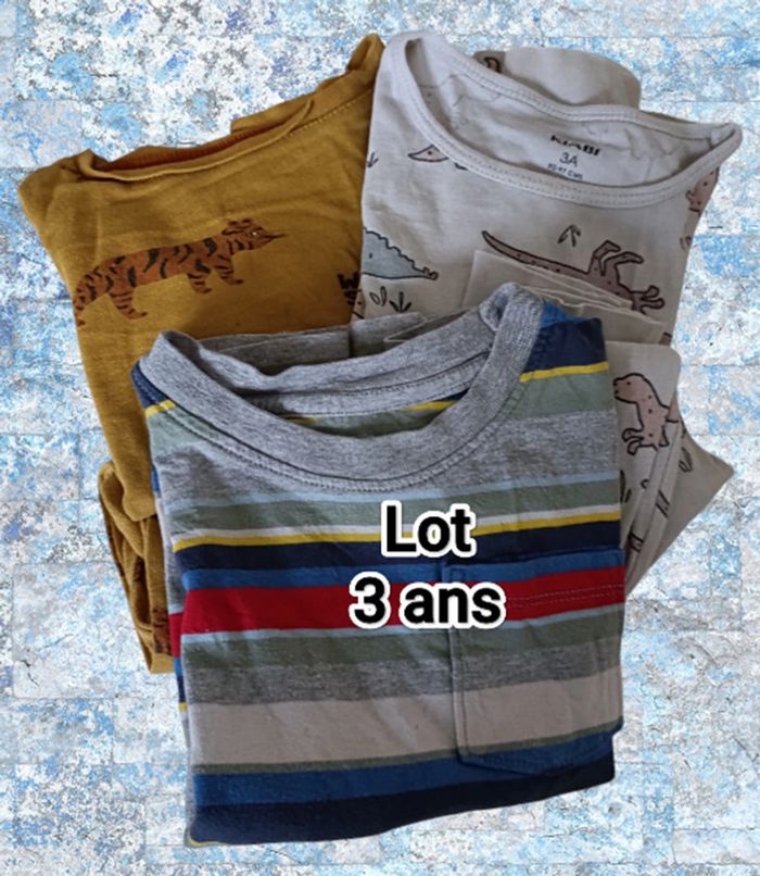 Lot 3 ans. 2 pyjamas Kiabi et un tee-shirt Gap.