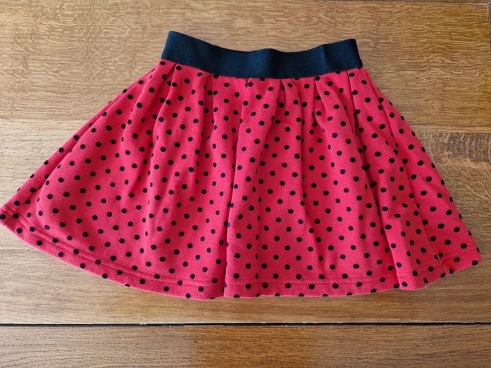 Jupe rouge à pois noirs
