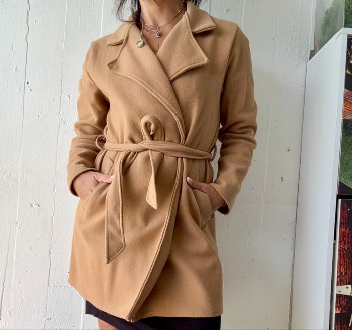 Elégante veste de style peignoir en camel, ceinturée à la taille. - photo numéro 2