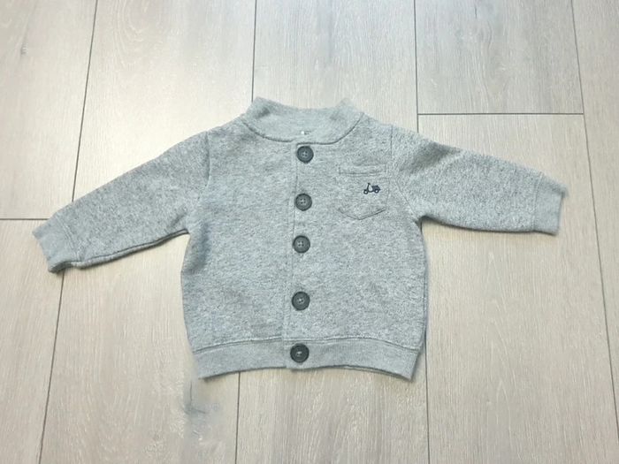 Gilet/ veste grise. Garçon 6 mois.