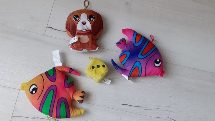 Lot 4 peluches 2 poussons 1 dé et un chiot Neufs
