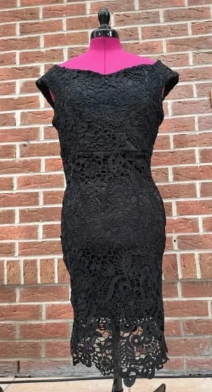 Robe noire en dentelle très élégante taille M Esther H fêtes cocktail