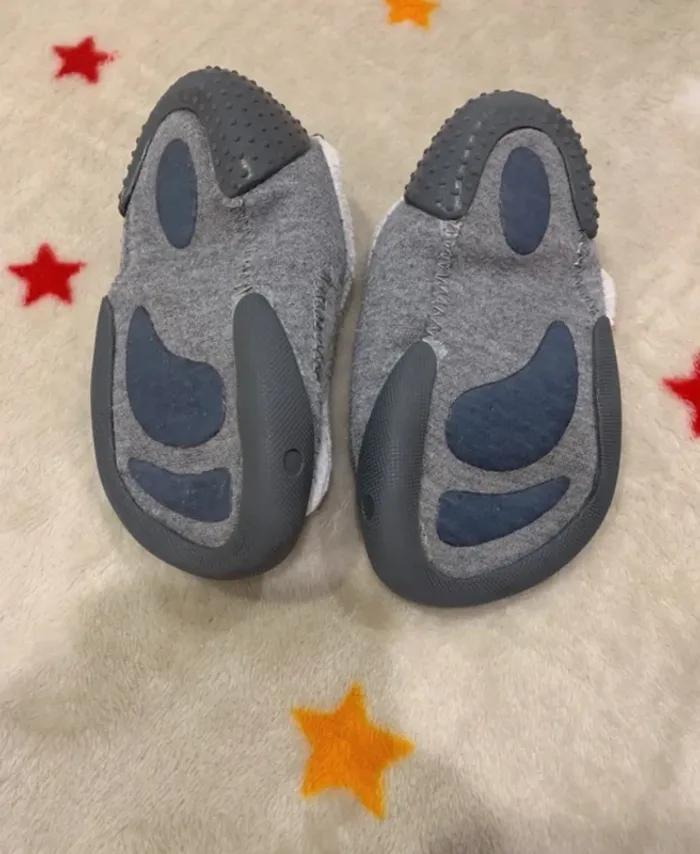 Chaussons de gym Décathlon Gris et Blanc T24 - photo numéro 2