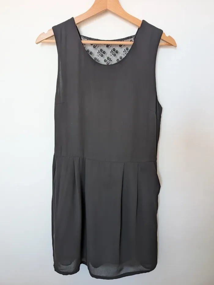 Robe courte sans manches