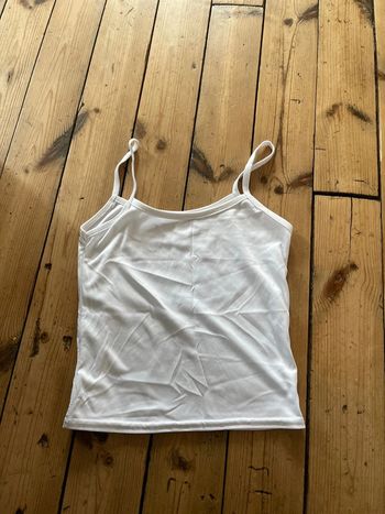 Débardeur blanc, cinq ans